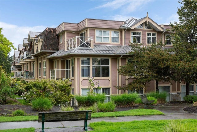 1 of 39 - 750 Memorial Ave 310, Qualicum Beach, BC