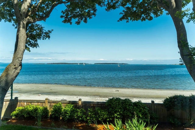 1 of 77 - 2170 Esplanade , Oak Bay, BC