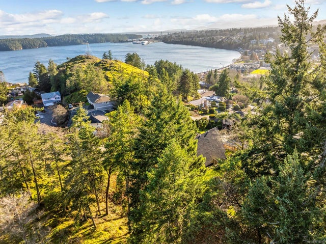 1 of 11 - 3128 Queens Crt, Nanaimo, BC