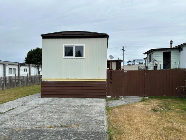 1 of 17 - 2254 Camosun Cres, Port McNeill, BC