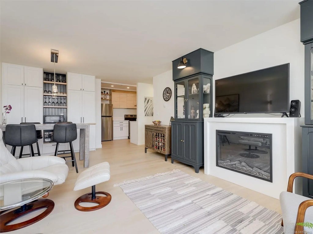 1041 Rockland Ave 404, Victoria