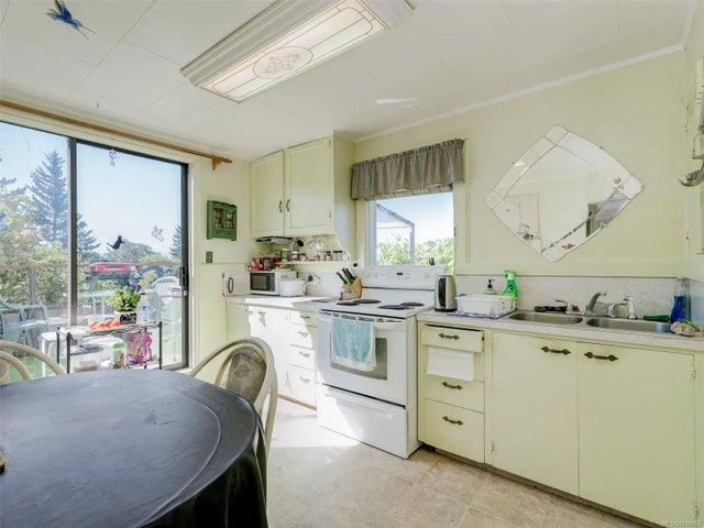 4 of 25 - 8 Camden Ave, View Royal, BC