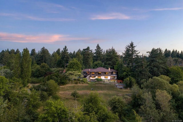 1 of 49 - 1070 Donwood Dr, Saanich, BC