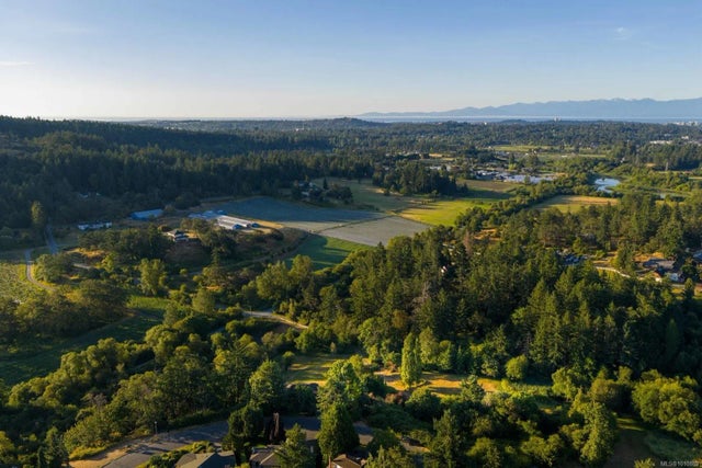 2 of 49 - 1070 Donwood Dr, Saanich, BC