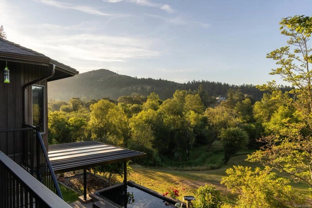 3 of 49 - 1070 Donwood Dr, Saanich, BC