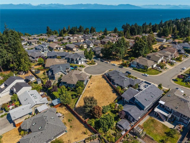 1 of 16 - 5690 Oceanview Terr, Nanaimo, BC