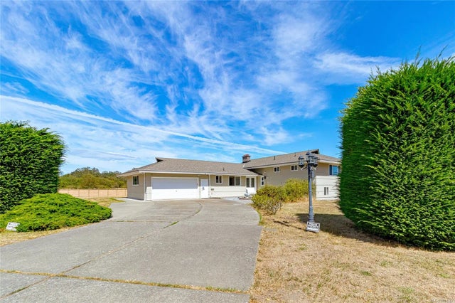 1 of 71 - 2560 Dorset Rd, Oak Bay, BC