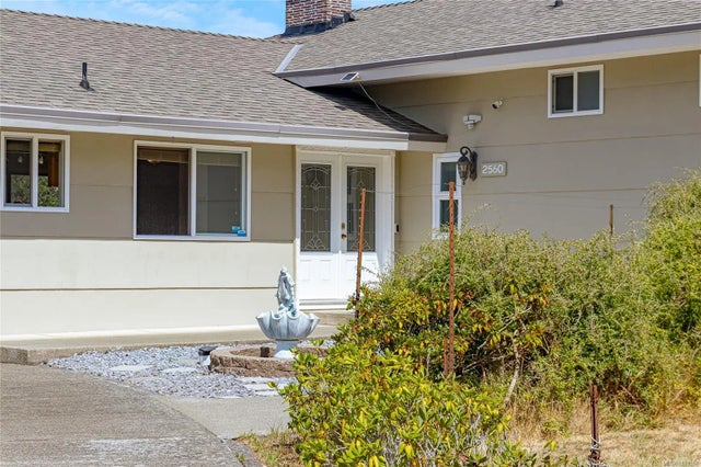 2 of 71 - 2560 Dorset Rd, Oak Bay, BC