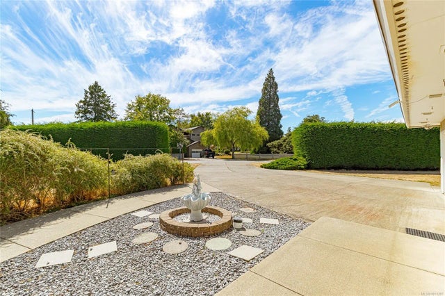 4 of 71 - 2560 Dorset Rd, Oak Bay, BC