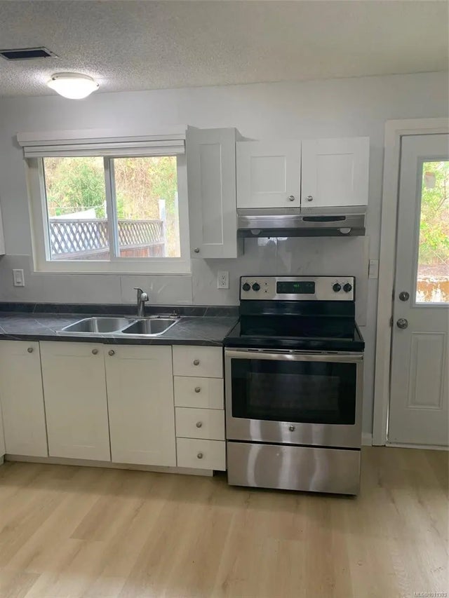 3 of 13 - 388 Pine St, Nanaimo, BC