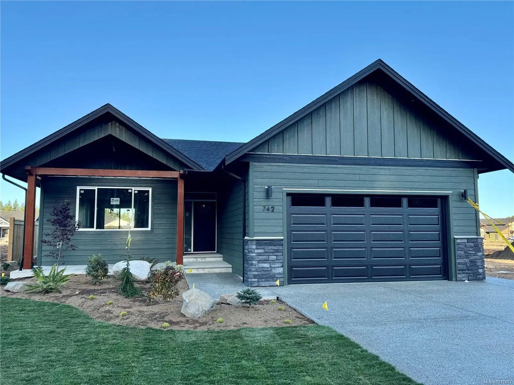 742 Salmonberry St, Campbell River