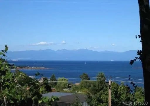 1 of 8 - 911 Haliburton St, Nanaimo, BC