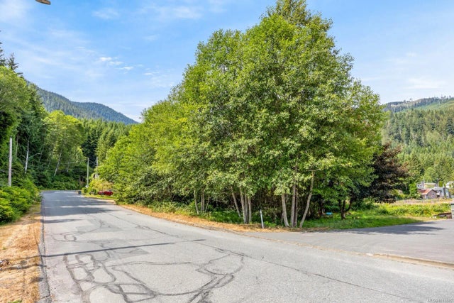 2 of 18 - 581 Macmillan Dr, Sayward, BC