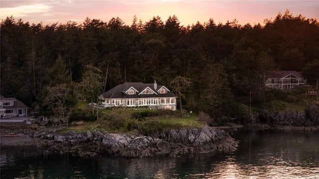 1 of 55 - 2600 Queenswood Dr, Saanich, BC