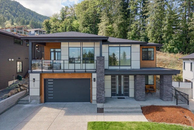 1 of 71 - 405 Colonia Dr S, Ladysmith, BC
