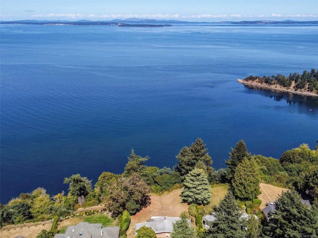 2 of 40 - 4598 Torquay Dr, Saanich, BC