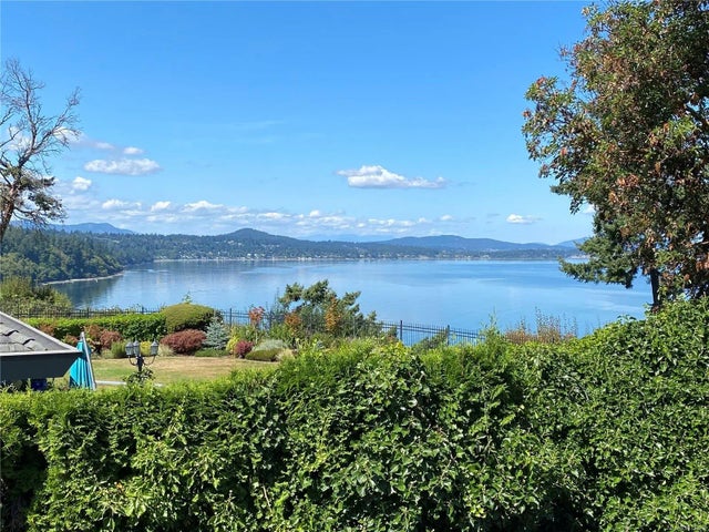 3 of 40 - 4598 Torquay Dr, Saanich, BC