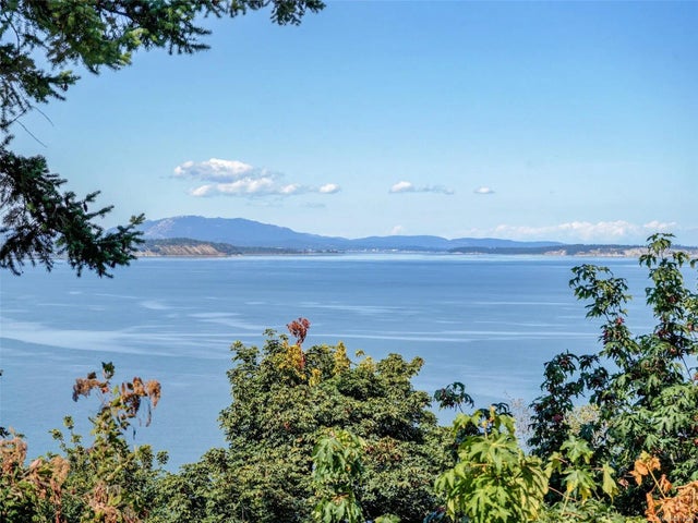 4 of 40 - 4598 Torquay Dr, Saanich, BC