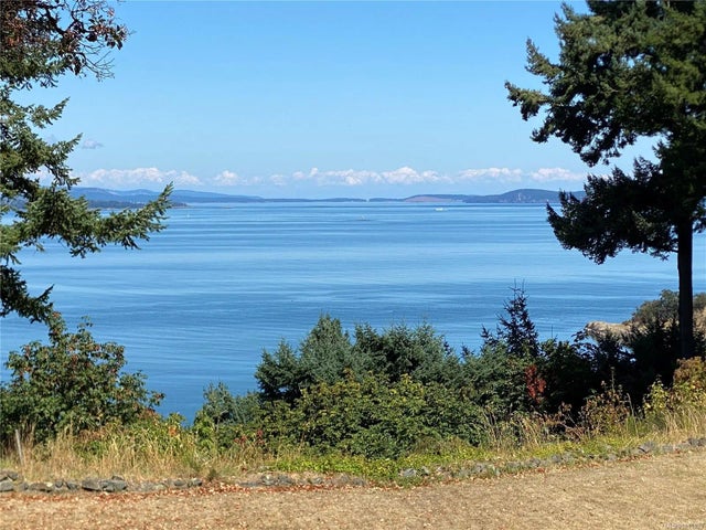 5 of 40 - 4598 Torquay Dr, Saanich, BC