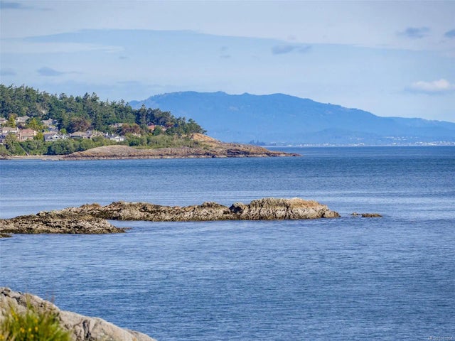 1 of 50 - 2550 Queenswood Dr, Saanich, BC