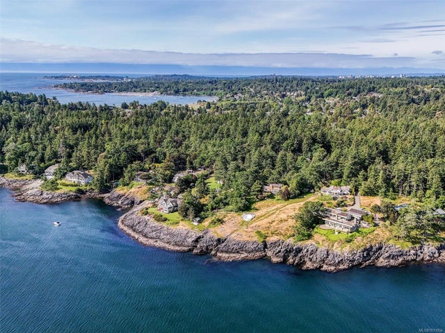 2 of 50 - 2550 Queenswood Dr, Saanich, BC