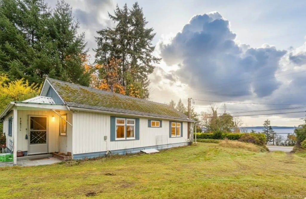 6850 Island Hwy W, Bowser