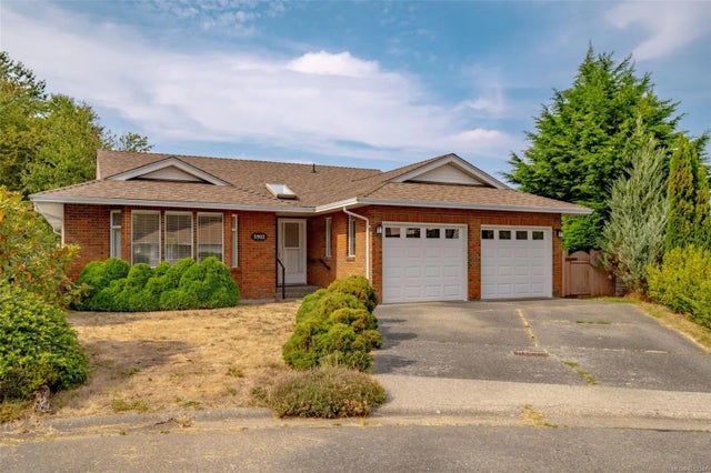 1 of 55 - 5902 Beacon Pl, Nanaimo, BC