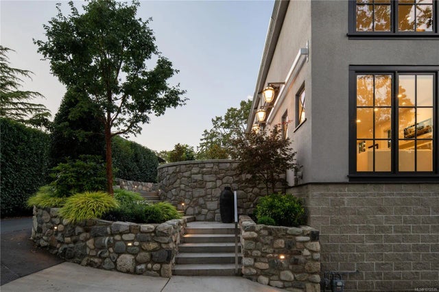 2 of 62 - 2175 Granite St, Oak Bay, BC