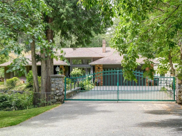 2 of 25 - 4860 Excelsior Rd, Saanich, BC