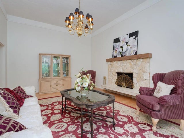 5 of 25 - 4860 Excelsior Rd, Saanich, BC