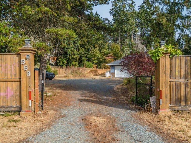 2 of 15 - 563 Island Hwy W, Parksville, BC