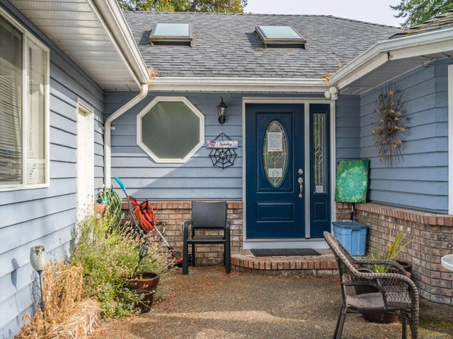 5 of 15 - 563 Island Hwy W, Parksville, BC