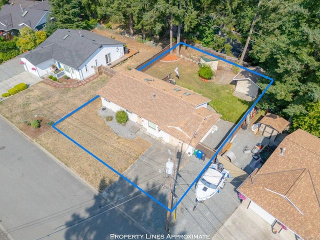 1 of 24 - 3739 Elworthy Pl, Nanaimo, BC