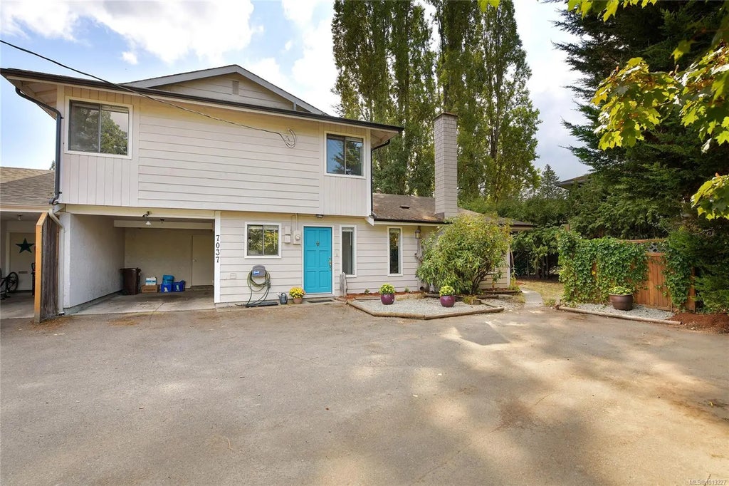 7037 Wallace Dr, Central Saanich
