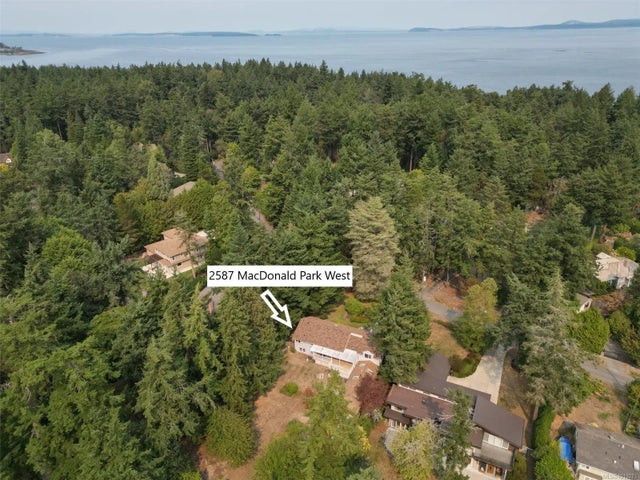 2 of 56 - 2587 Macdonald Dr W, Saanich, BC