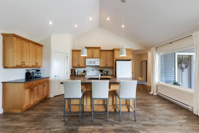 4 of 49 - 6531 Country Rd, Fanny Bay, BC