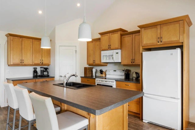 5 of 49 - 6531 Country Rd, Fanny Bay, BC