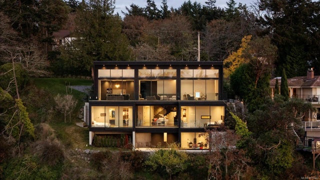 2 of 60 - 2701 Sea View Rd, Saanich, BC