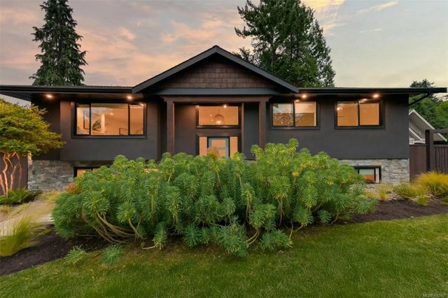 2 of 90 - 2091 Stonehewer Pl, Oak Bay, BC