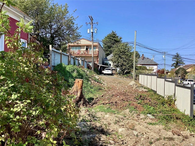 3 of 10 - 16 Roberts St, Ladysmith, BC
