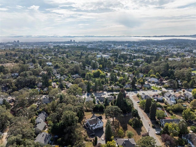 3 of 18 - 3353 Salsbury Way, Saanich, BC