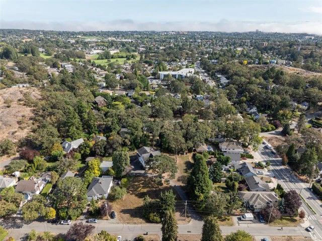 4 of 18 - 3353 Salsbury Way, Saanich, BC