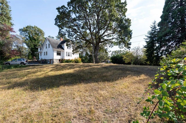 5 of 18 - 3353 Salsbury Way, Saanich, BC