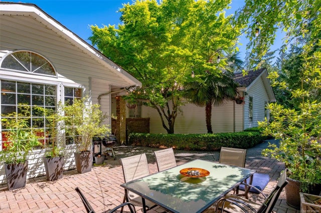 7220 Royal Dr, Lantzville