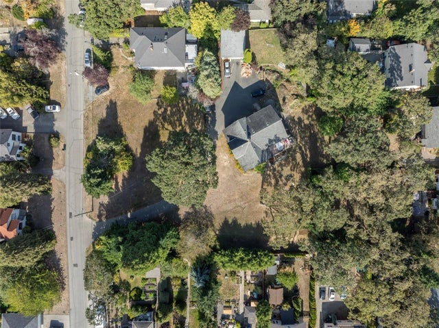 2 of 18 - 3353 Salsbury Way, Saanich, BC