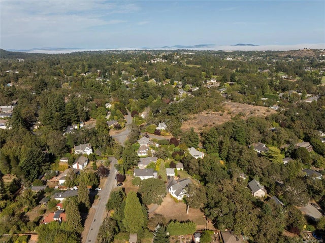 3 of 18 - 3353 Salsbury Way, Saanich, BC