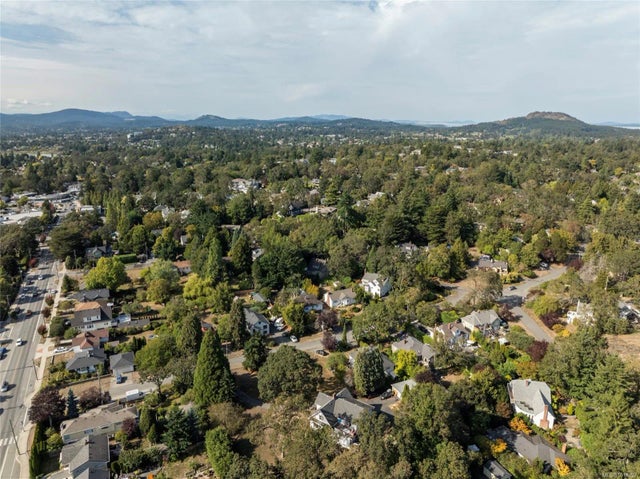 4 of 18 - 3353 Salsbury Way, Saanich, BC