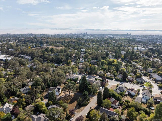 5 of 18 - 3353 Salsbury Way, Saanich, BC