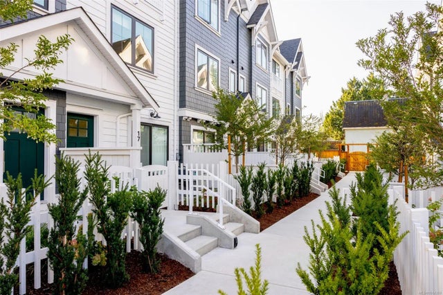 2 of 19 - 3450 Whittier Ave Th8, Saanich, BC