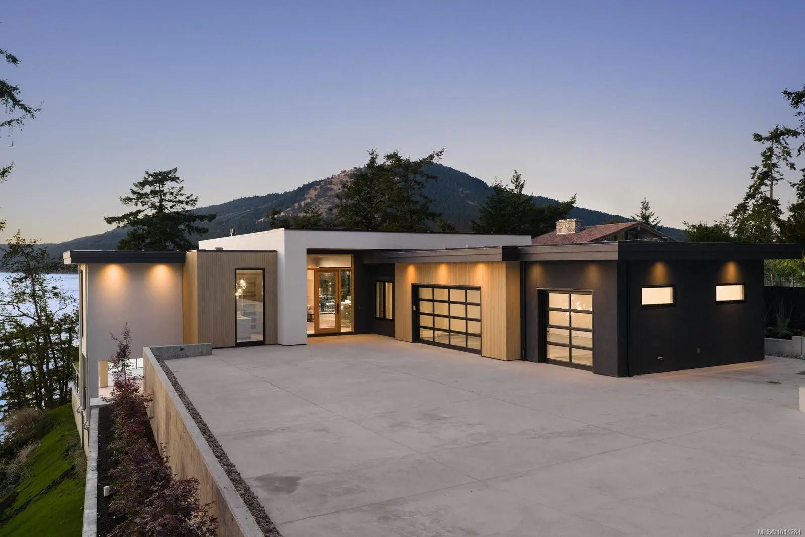 418 Lands End Rd, in the city of North Saanich Real Estate in BC by ,